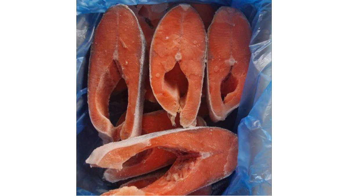 Стейк форели на сковороде
