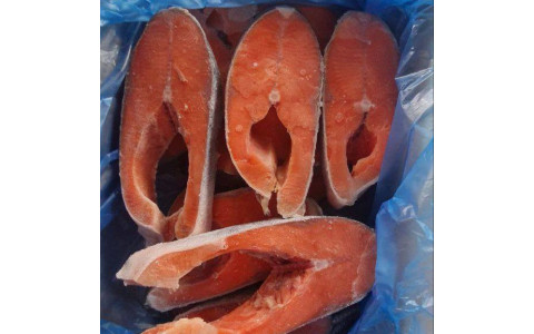 Стейк форели на сковороде